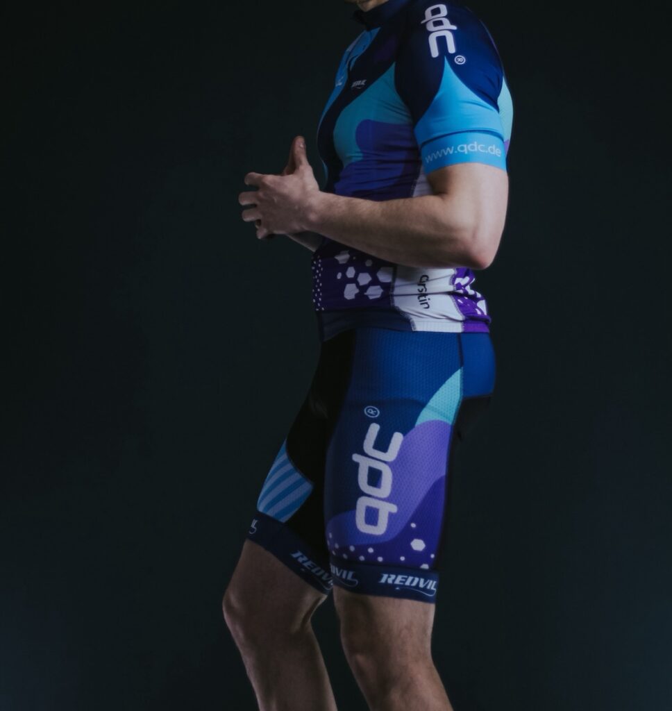 qdc_m_Trikot_Radhose_kurz_seitlich